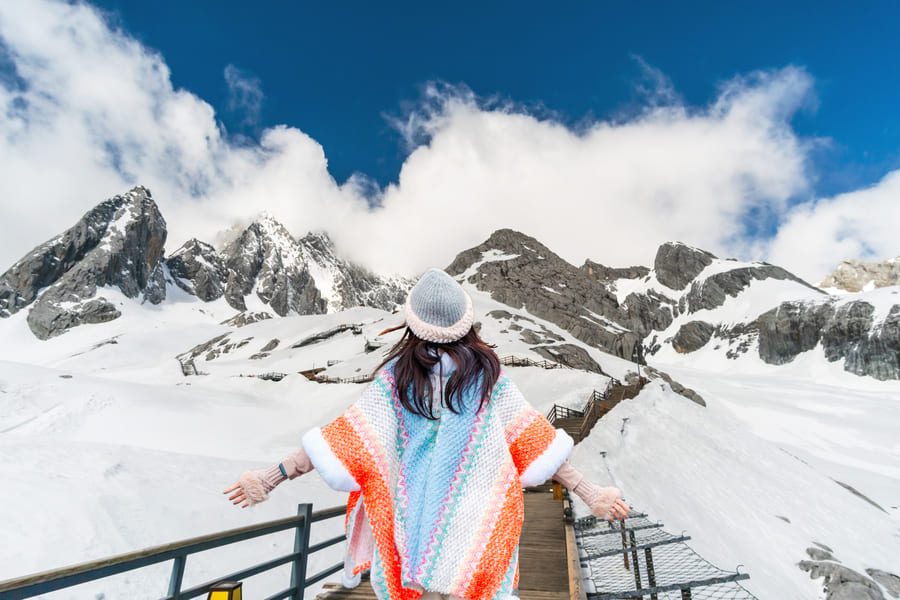 Caminata por las montañas nevadas de yulongshang
